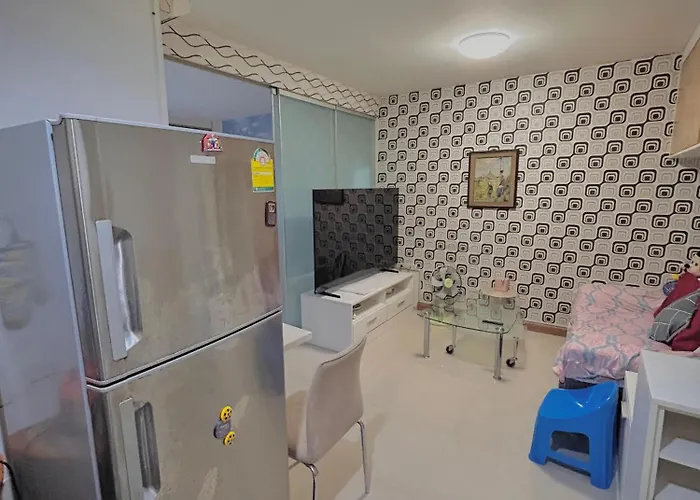 Apartment Stylish Furnished, Pool View Prime Location Bangkok