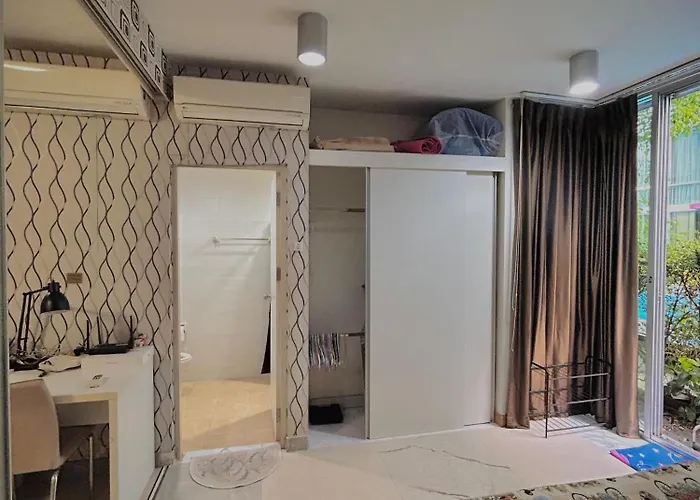 Stylish Furnished, Pool View Prime Location Bangkok