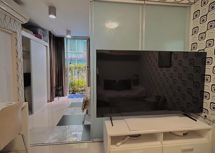 Stylish Furnished, Pool View Prime Location Apartment Bangkok